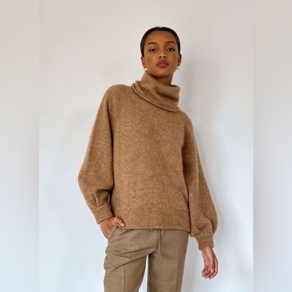 Aritzia The Group by Babaton Adichie Sweater Camel Oversized Turtleneck Size XS